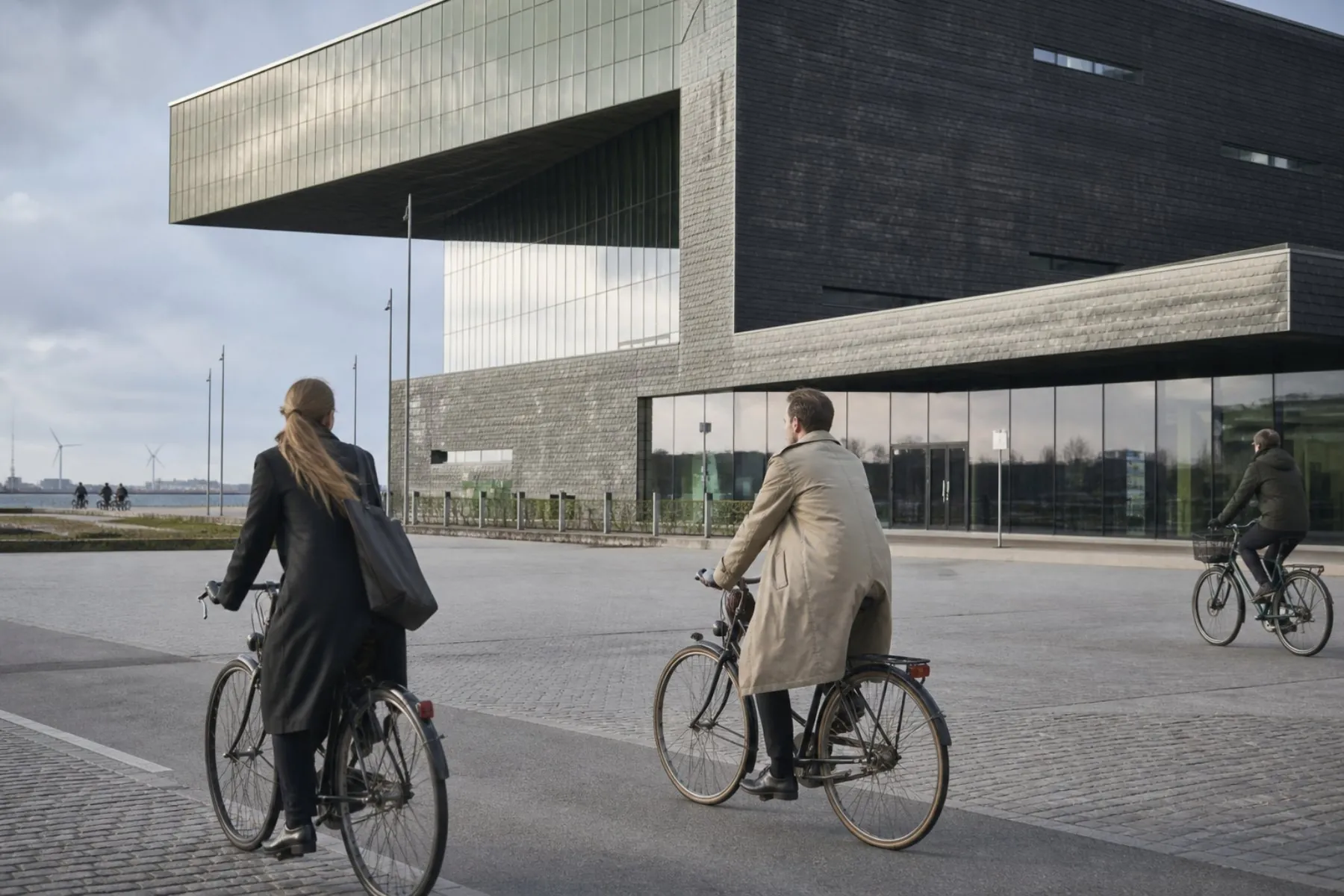 Visuel éditorial : Silhouettes contemporaines à vélo dans un quartier de design de Copenhague — illustration éditoriale, scène imaginaire