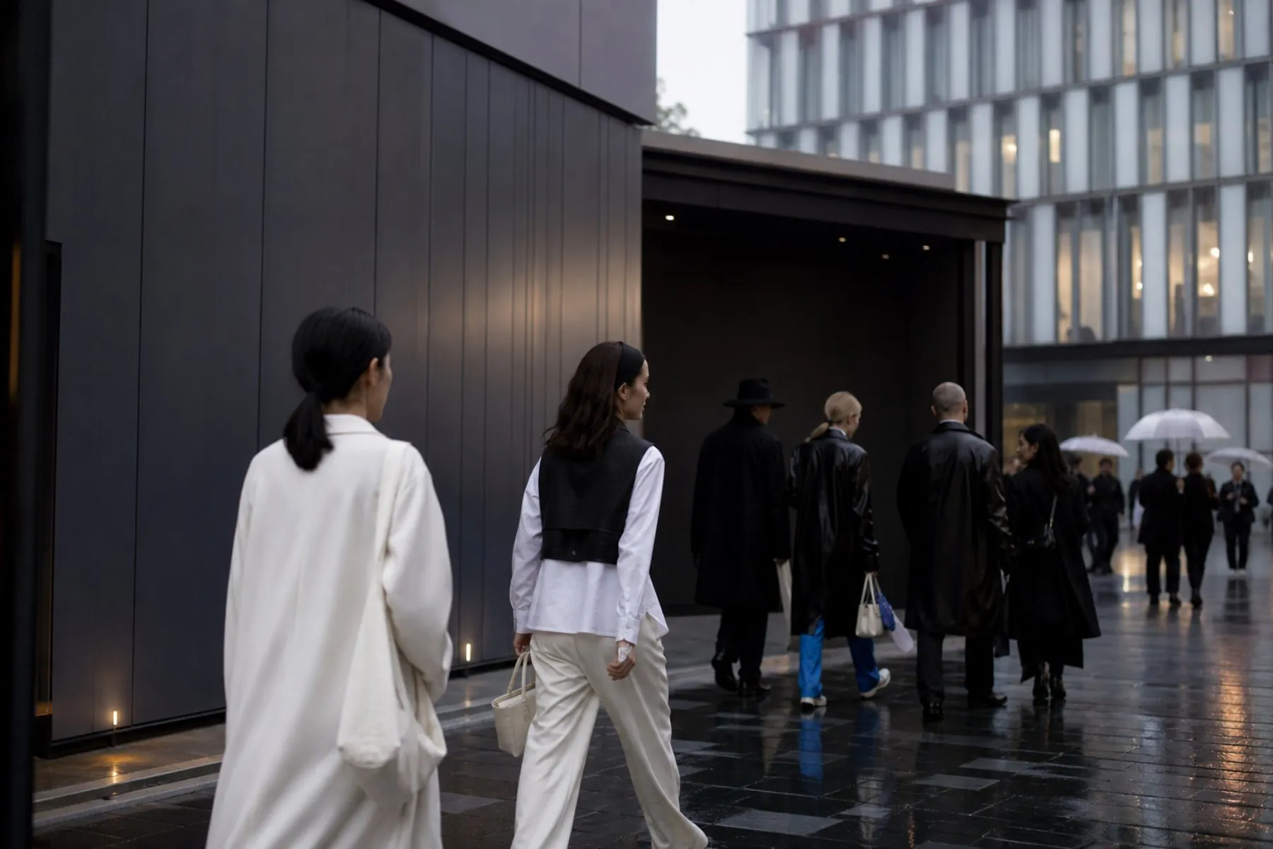 Visuel éditorial : Participants à un événement de mode dans les rues de Tokyo au crépuscule — illustration éditoriale, scène imaginaire